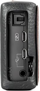Svart lærveske fra Chord Electronics for Mojo 2, forfra, med synlige USB-porter og hodetelefonkontakt