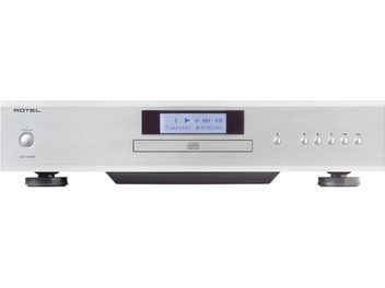 Vorderseite aus gebürstetem Silbermetall eines Rotel CD14 MKII CD-Players, runde Knöpfe, blaues LCD-Display