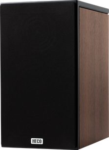 Diffusore da scaffale Heco Aurora XT 300 noce, vista angolata, parte frontale nera con griglia in tessuto, lato in legno finitura noce