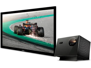 Proiettore Valerion nero con schermo di proiezione, immagine di un'auto di Formula 1 vista da dietro in curva con scintille