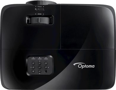 Optoma HD28e sort videoprojektor, set forfra, med linse, kontrolknapper og Optoma-logo