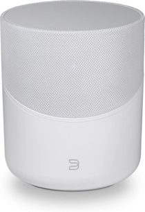 Valge silindriline ühendatud kõlar Bluesound Pulse Mini 2i, nähtuna eestvaates kergelt ülalt alla nurga alt