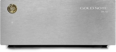 Față minimalistă din aluminiu periat argintiu a unui amplificator hi-fi Gold Note PA-10, vedere frontală