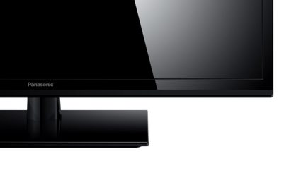 Panasonic TX-L32XM6 sort fladskærms-TV, set forfra og fra siden, skærm slukket, rektangulær sort højglans-fod