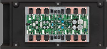 Integrert stereo hi-fi forsterker Accuphase P-4600, sett ovenfra, grønt kretskort, elektroniske komponenter, svart ramme