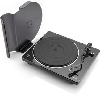 Hi-fi pladespiller Denon DP-450USB sort, set ovenfra og fra siden, støvlåg åbent, tonearmen synlig