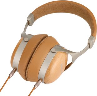 Sivga SV021 PRO hifi-hoofdtelefoon, lichtgekleurde behuizingen met houtnerf, camelkleurige oorkussens en hoofdband, bijpassende kabels, driekwartaanzicht