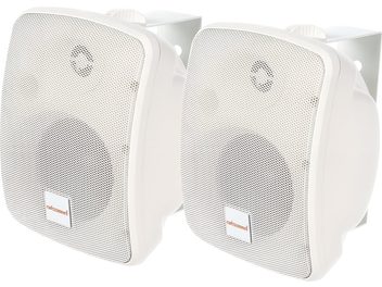 Biely pár vonkajších reproduktorov ArtSound ASW55.2 s kovovými mriežkami a nástennými držiakmi, pohľad z troch štvrtín