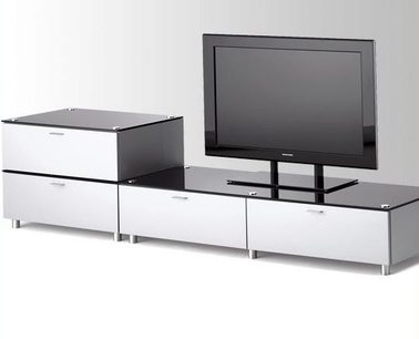 TV-møbel Just By Spectral JRS160 bestående af tre hvide moduler med skuffer og en sort fladskærm, set forfra