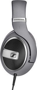 Sennheiser HD-579 hovedtelefoner i grå, set fra venstre profil, rund ørepude med sort gitter, polstret grå hovedbøjle