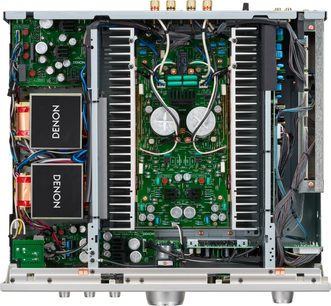 Interiørvisning av en sølvfarget Denon PMA-1700NE hi-fi stereoanlegg, som viser de elektroniske kretsene og komponentene på chassiset
