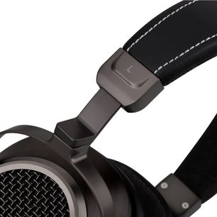 Close-up van de Sendy Audio Anser Zebrano hifi-hoofdtelefoon, zwarte hoofdband met witte stiksels en gevlochten oorschelprooster