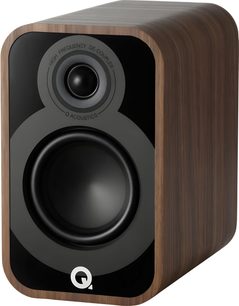 Reproduktorová knihovna Q Acoustics 5010 v provedení palisandr, obdélníkový box se zaoblenými hranami a lesklou černou přední stranou s kruhovým výškovým a basovým reproduktorem umístěným nad sebou, pohled z pravého předního tříčtvrtečního úhlu