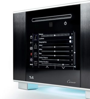 Μαύρο και ασημί σύστημα hi-fi T+A Caruso, οθόνη ρυθμίσεων ήχου, σχισμή CD και μπλε φωτισμός κάτω από τη βάση
