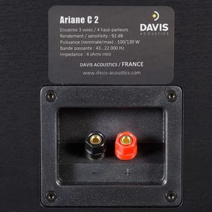 Davis Acoustics Ariane C2 centralhøjtaler i sort, træ, bagside, indbygget terminal med to forbindelser (rød og sort)