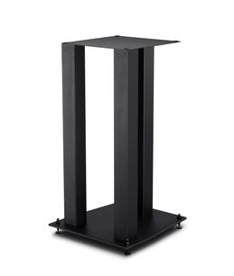 Czarny stojak głośnikowy Mofi Electronics SourcePoint 8 z czterema metalowymi słupkami oraz kwadratową podstawą i górną płytą