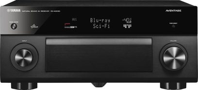 Yamaha RX-A3030 sort hjemmebiografsforstærker, set forfra, blå LED-display, sølvfarvede knapper og drejeknapper, 2 hovedtelefonstik foran