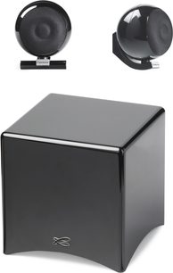 Pakke 2.1 Eole 2 sort Cabasse bestående af en kubisk sort subwoofer og to runde sorte satellithøjttalere på stativ, set forfra