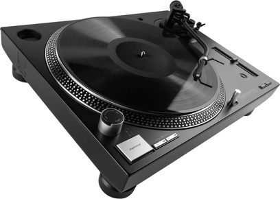 Čierny DJ gramofón Reloop RP 5000 MK4 v šikmom pohľade s ramienkom prenosky a otočným tanierom