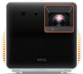 Benq X300G sort videoprojektor, set forfra, linse i midten omgivet af en orange kant, sort gitter forneden