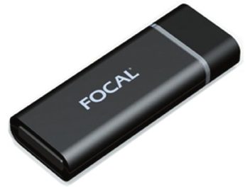 Transmetteur USB sans fil Focal noir, vue de dessus, forme rectangulaire allongée, inscription "FOCAL" blanche sur le dessus