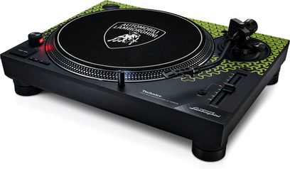 Hi-Fi-Plattenspieler Technics SL-1200M7B in Grün, perspektivische Ansicht, runde Plattentellerfläche, gebogener Tonarm, Knöpfe und Schieberegler