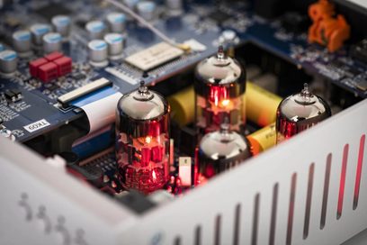 Preamplificador estéreo Pro-Ject Pre Box RS2 Digital, vista interior con válvulas de audio iluminadas en rojo