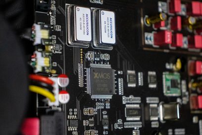 Computerbundkort med XMOS-processor, integrerede kredsløb og stik, nærbillede forfra
