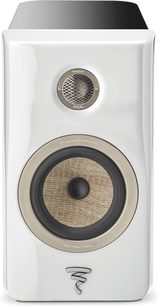 Focal Kanta N°1 reolhøjttaler, hvid lak, frontview, gitterbeskyttet diskant og flettet beige basenhed