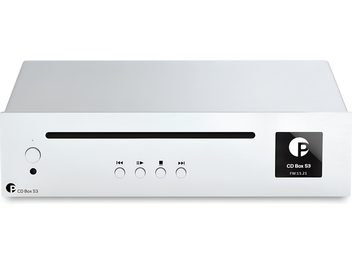 Pro-Ject CD Box S3 sølv high-fidelity CD-spiller med front i metall, sett forfra, med svart horisontal innsettingsåpning, firkantet skjerm til høyre, stor sirkulær knapp til venstre, fire små runde kontrollknapper i midten og liten sirkulær port nederst