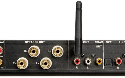 Bagpanel på forstærker med RCA-stik, koaksial, optisk, antenne, højttalerstik og tænd/sluk-knap