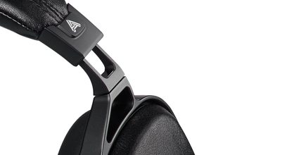 Åben hi-fi hovedtelefon Audeze Sine, hovedbøjle og ørepuder i sort læder, forsølvede transducere, nærbillede af venstre profil