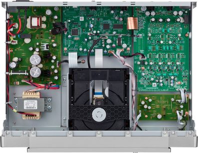 Interiorul playerului CD hi-fi Marantz CD 70 argintiu-auriu, cu mecanism de redare și plăci electronice