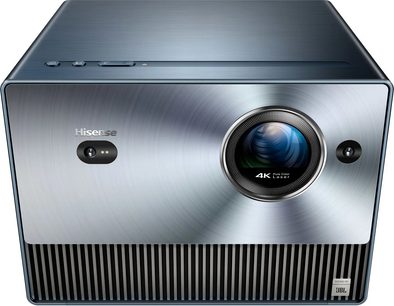 Hisense C1 projektors, skats no priekšpuses, taisnstūrveida metāliski pelēks korpuss, centrālā lēca, apakšējā ventilācijas režģis