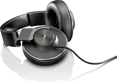 AKG K550 sort hovedtelefon, venstre profilvisning, brede og tykke ørepuder, polstret hovedbøjle, snoet kabel