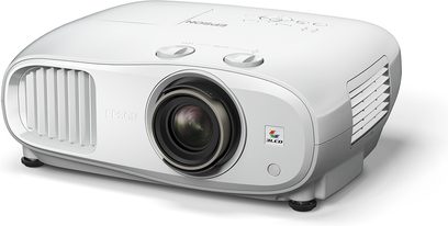 Videoproiector Epson EH-TW7100 alb, vedere frontală ușor înclinată, obiectiv centrat, grilaje de ventilație laterale