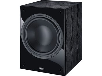 Subwoofer Magnat Sub 530A v černé barvě, perspektivní pohled, přední strana s kruhovým reproduktorem a boční strany s dřevěnou texturou