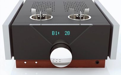 Pathos InControl Mk2 melns stereoprologu pastiprinātājs, skats no priekšpuses, zils digitālais displejs, sudraba krāsas rotējošs regulators, divas austiņu ligzdas