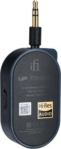 Frontansicht eines iFi Audio UP Travel Wireless Transmitters in mattschwarz, mit kompaktem ovalem Kunststoffgehäuse, vergoldeter 3,5-mm-Klinkenbuchse oben, seitlich eingebauter Taste und Hi-Res Audio-Logo auf der Vorderseite.