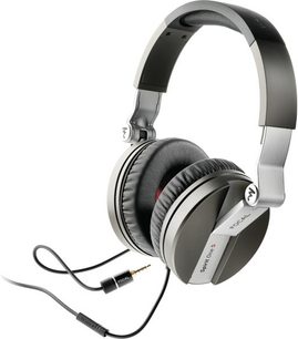 Focal Spirit One S užritus ausinės, uždaros, juodos ir sidabrinės spalvos, vaizduojamos iš kairės pusės, su laidu ir 3,5 mm kištuku