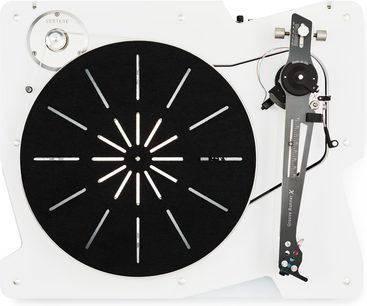 Hi-fi platenspeler Vertere Acoustics Pack Raw DGX wit, wit acryl chassis gezien van bovenaf, zwart plateau met uitgesneden straalsgewijze sleuven, grijze toonarm rechts gemonteerd en zilverkleurige bedieningsknop in de linkerbovenhoek