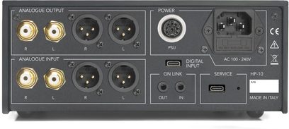 Hoogwaardige hoofdtelefoonvoorversterker HP-10 Deluxe zilver, achteraanzicht, analoge RCA- en XLR-aansluitingen, digitale USB-C-ingang, voeding.