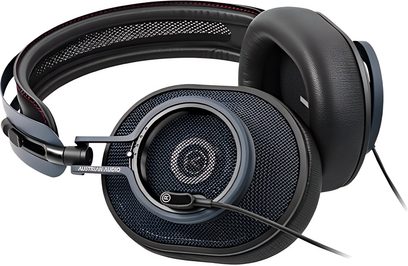 Căști hifi cu fir, deschise, Austrian Audio The Composer, negre și gri antracit, din metal, plastic și piele ecologică, văzute din profil, ușor din unghi, cu cupe ovale cu grilaj metalic, pernițe groase, bandă de susținere decupată cu bandă interioară perforată și cablu vizibil