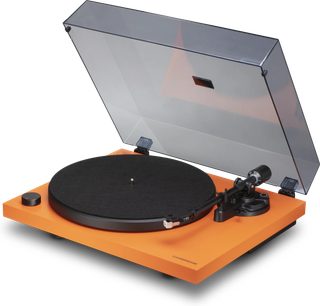 Oranžs Cambridge Audio Spira vinila plašu atskaņotājs, melns disks un tonarms, atvērts caurspīdīgs vāks, skats trīs ceturtdaļu leņķī
