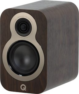 Knihovní reproduktor Q Acoustics 3010c, dřevěná skříňka v ořechovém hnědém provedení s zaoblenými hranami, pohled z pravého předního tříčtvrtečního úhlu, přední panel zdobený šedým kovovým vložkou obklopující černý výškový reproduktor a černý basový reproduktor, logo Q dole
