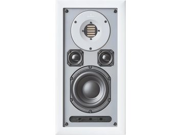 Indbygget højttaler AudioVector R INWALL Arreté, set forfra, hvidt rektangulært metalramme med indvendigt panel i grå metalfinish, udstyret med en cirkulær diskant med gyldne lameller omkranset af aluminium, to små sorte mellemtoneenheder i sekskantede kabinetter, en stor sort woofer med gummiaffjedring og en oval basrefleksport beklædt med akustisk stof