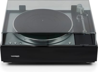 Gramofon Thorens TD 1601 v černém lesklém provedení, pohled shora zepředu, černý talíř, raménko, průhledný protiprachový kryt