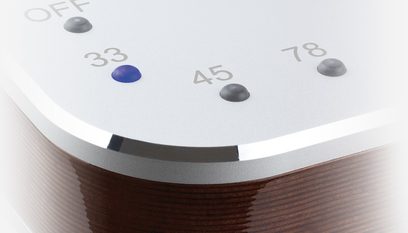 ClearAudio Ovation TT033 metalgrå pladespiller, let skråt ovenfra nærbillede, blå og grå knapper