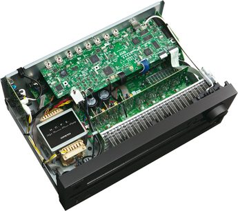 Onkyo TX-NR636 sort hjemmebiografsforstærker, indvendigt syn af elektroniske komponenter på grønt printplade, transformer