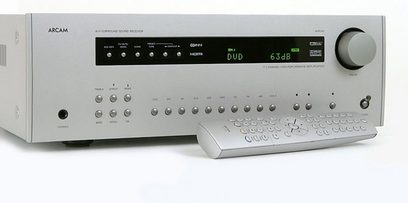 Arcam DIVA-AVR280 sølvfarvet hjemmebiograf-forstærker, set forfra, front med knapper, drejeknap, display, hovedtelefonstik